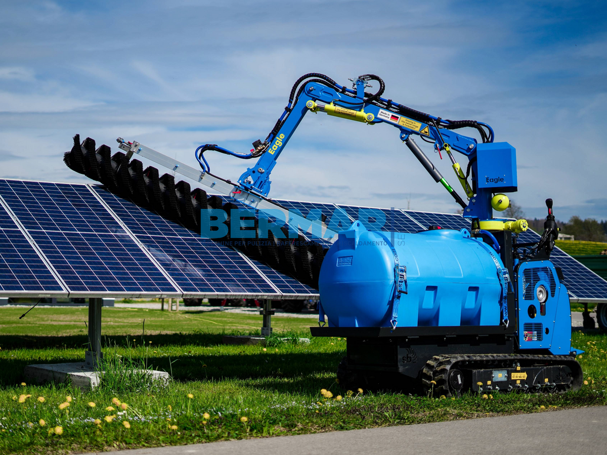 Sunbrush Eagle con cingolato Xplorer - spazzola automatica per pannelli fotovoltaici