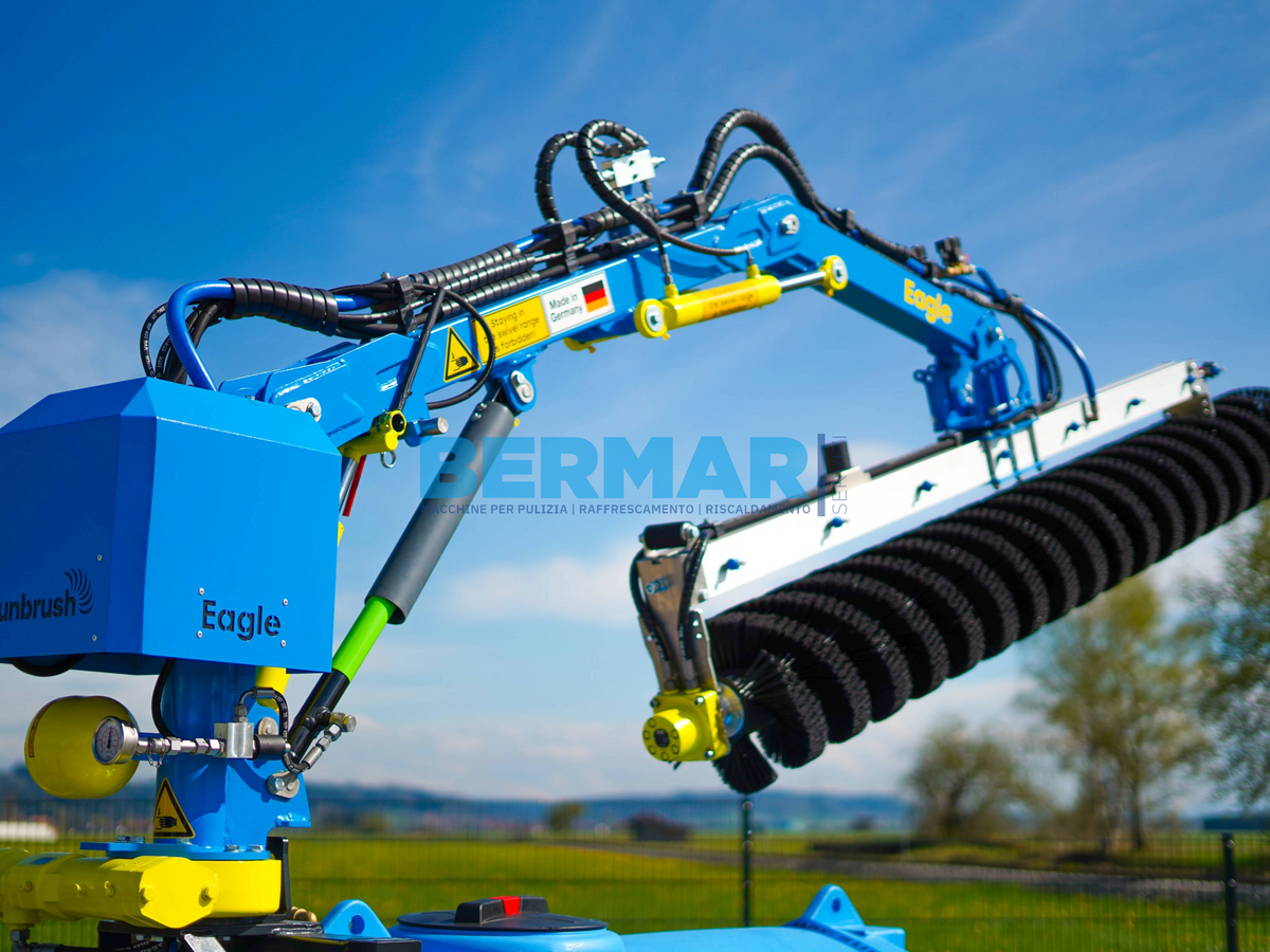 Sunbrush Eagle con cingolato Xplorer - spazzola automatica per pannelli fotovoltaici