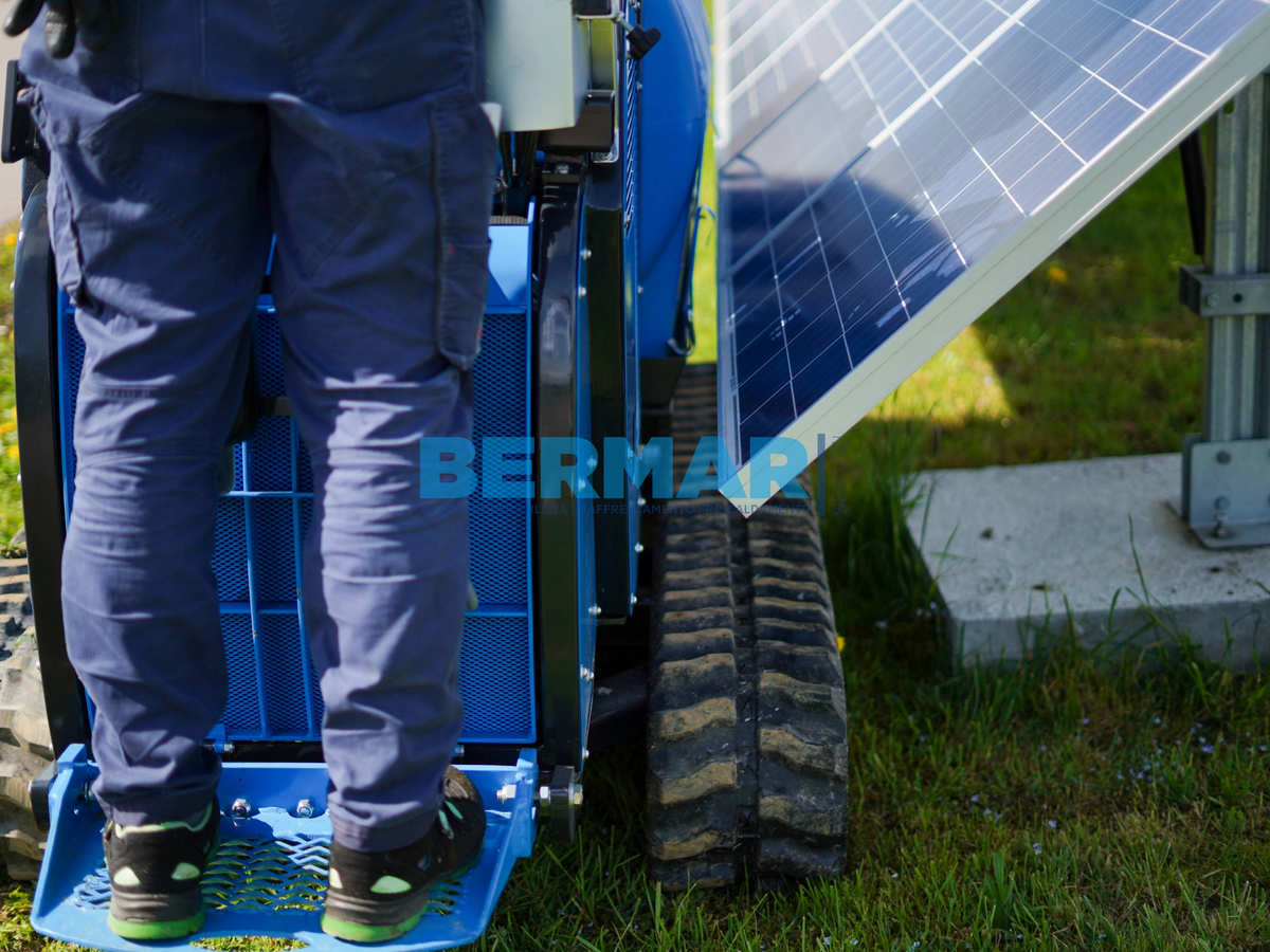 Sunbrush Eagle con cingolato Xplorer - spazzola automatica per pannelli fotovoltaici