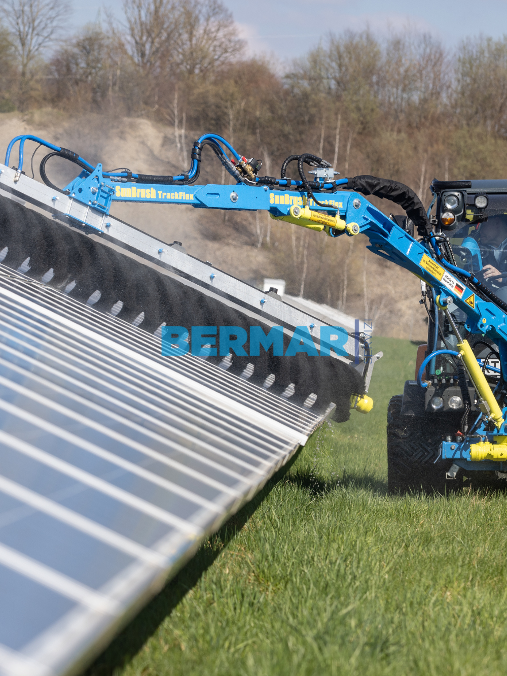 Spazzola impianti fotovoltaici Sunbrush Track Flex: trattore, pala, telescopico