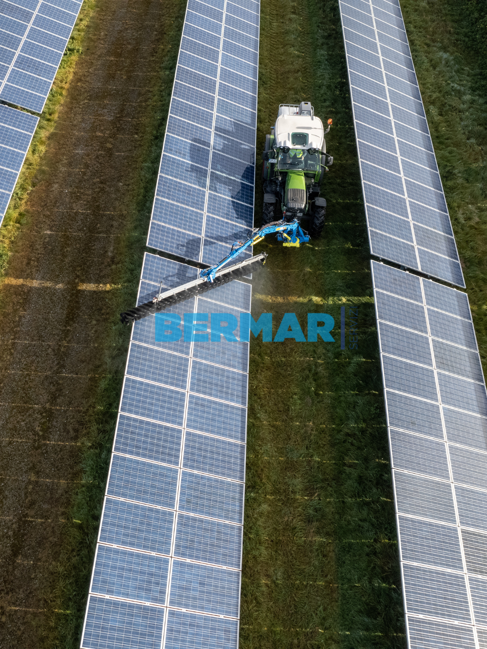 Spazzola impianti fotovoltaici Sunbrush Track Flex: trattore, pala, telescopico