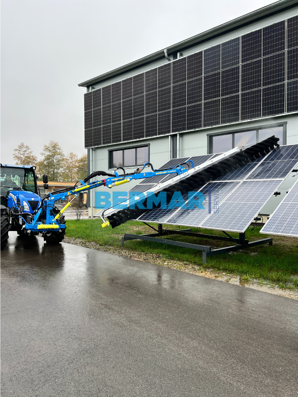 Spazzola impianti fotovoltaici Sunbrush Track Flex: trattore, pala, telescopico