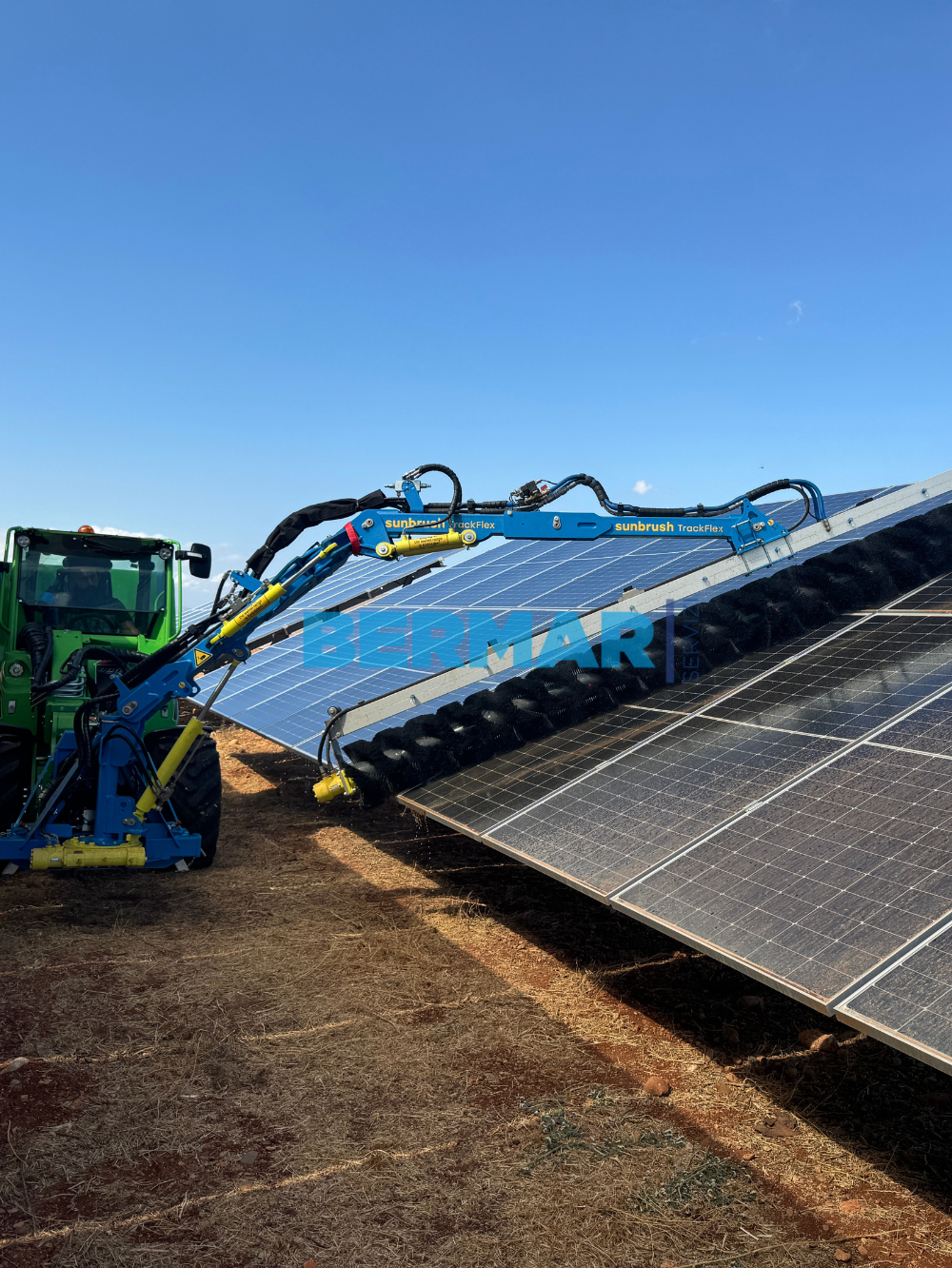 Spazzola impianti fotovoltaici Sunbrush Track Flex: trattore, pala, telescopico